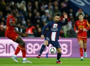 包含梅西回归赛场，连败首场状态亮眼，巴黎圣日耳曼观众沸腾！的词条